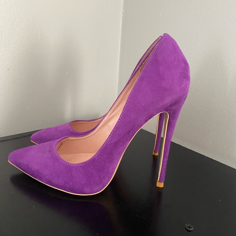Violet pumps